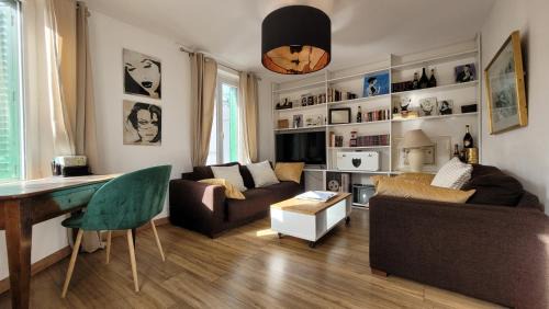 Magenta Apartment | Guest Rated Gite Urbain - Bubble: Child Friendly Retreat