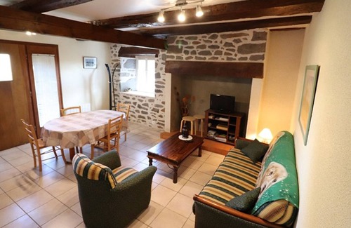 Valuejols Cottage | Gite Valuéjols: Family-Friendly Retreat with Kitchen & Pets