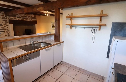 Valuejols Cottage | Gite Valuéjols: Family-Friendly Retreat with Kitchen & Pets