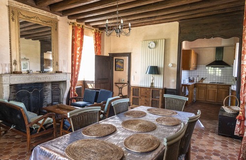 Asquins House | Gite Vauban: Family-Friendly Retreat with Spa and Ocean Views