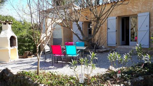 Loriol-du-Comtat House | Gite Ventoux: Oceanfront Escape with Pool & 9.6 Rating