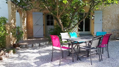 Loriol-du-Comtat House | Gite Ventoux: Oceanfront Escape with Pool & 9.6 Rating