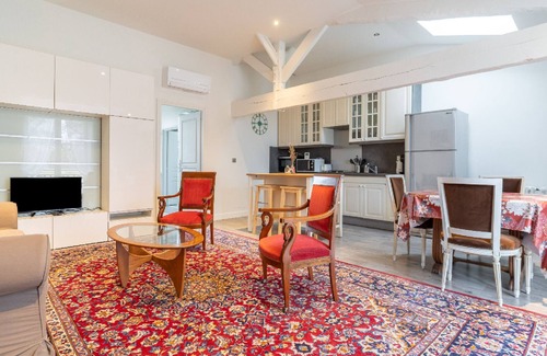 Latresne House | Explore Gîte Vignes at Chateau Gassies with Pool & Spa
