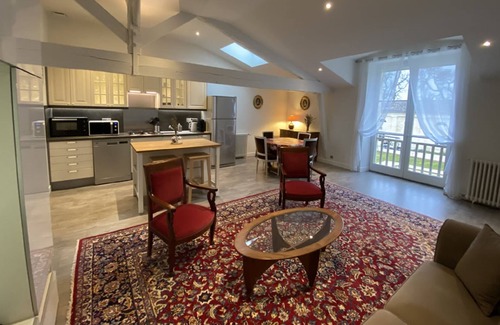 Latresne House | Explore Gîte Vignes at Chateau Gassies with Pool & Spa