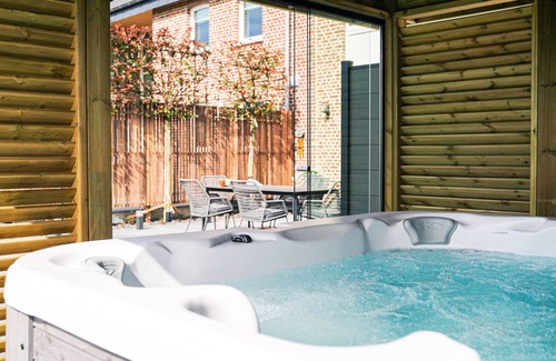 Hannut House | Relaxing Gite Wellness Retreat with Ocean View & Spa