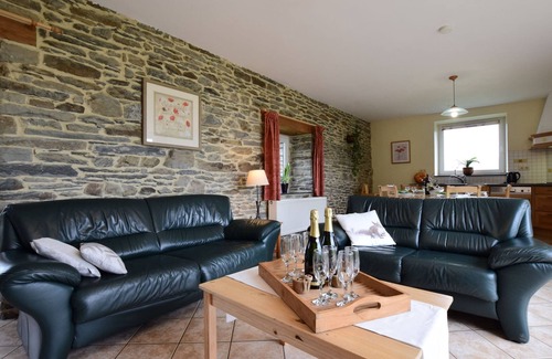 Tavigny Cottage | Cozy Cottage in Neufmoulin with Meadow Views & Breakfast