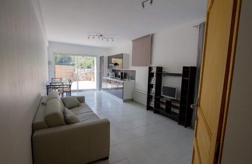 Le Pradet Apartment | Beachside Gite with Terrace & Ocean View - Guest Rated 10/10