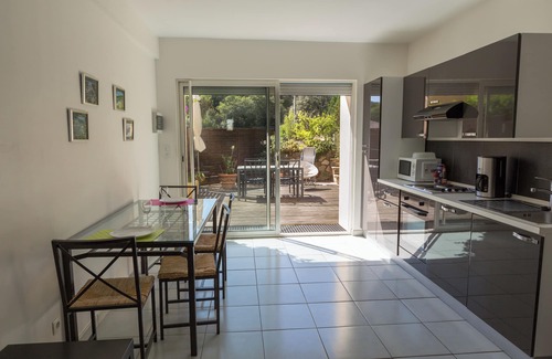 Le Pradet Apartment | Beachside Gite with Terrace & Ocean View - Guest Rated 10/10