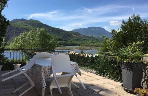 Curbans Apartment | Gîte with Lake Curbans View & Pool for Memorable Getaways