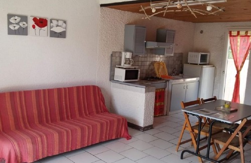 Roquefort-des-Corbieres House | Gitelacapelle: Enjoy Poolside Relaxation Near Wild Beaches