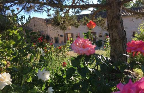 Sauze-Vaussais House | Elegant Gites dans les Champs with Ocean View and Pool