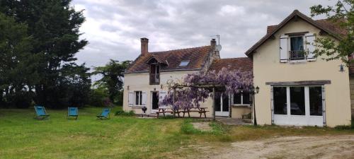 Vallieres-les-Grandes House | Pet-Friendly Retreat at Gites de la Bénardière - Rated 9/10