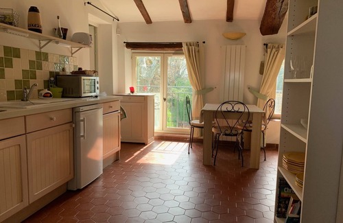 Carpentras Apartment | Cozy Getaway for Two: Perfect Child-Friendly Retreat