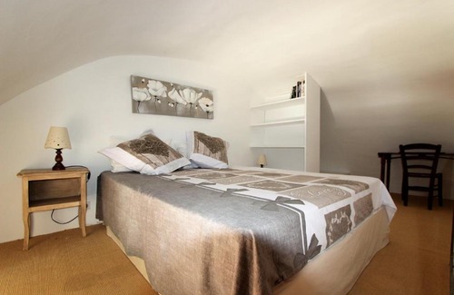 Cabrieres-d'Avignon Apartment | Idyllic Retreat at Gites Provence et Nature - Pet-Friendly Oasis
