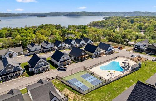 Hollister House | Unwind at Give Us This Day Chalet with Pet-Friendly Amenities