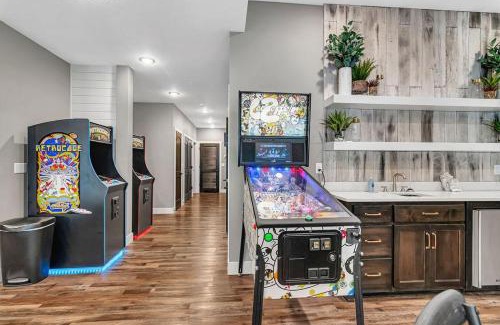 Hollister House | Unwind at Give Us This Day Chalet with Pet-Friendly Amenities