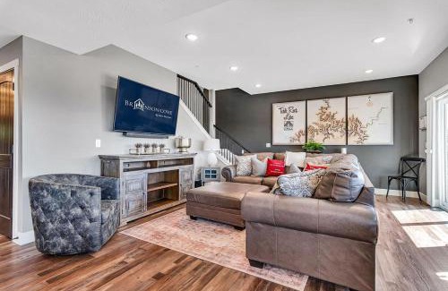 Hollister House | Unwind at Give Us This Day Chalet with Pet-Friendly Amenities