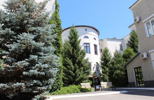Kholmistyy Hotel | Experience GK Zolotoy Slon: 4-Star Retreat with Pool & Hot Tub