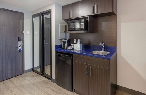 Gateway Hotel | Enjoy Comfort at GLō Best Western Mississauga Corporate Centre