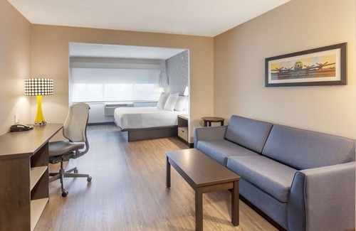 Gateway Hotel | Enjoy Comfort at GLō Best Western Mississauga Corporate Centre
