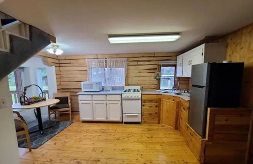 Kenny Lake Cabin | Cozy Glacier Cabin: 2 Bedrooms with Kitchen & Breakfast