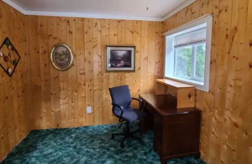 Kenny Lake Cabin | Cozy Glacier Cabin: 2 Bedrooms with Kitchen & Breakfast