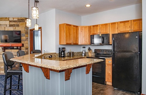Lake Delton Resort | Experience Glacier Canyon Resort with WaterPark Access!