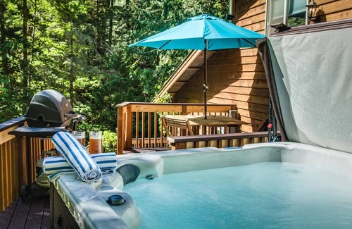 Glacier Cabin | Discover Glacier Hideaway: Hot Tub & Skiing Adventure