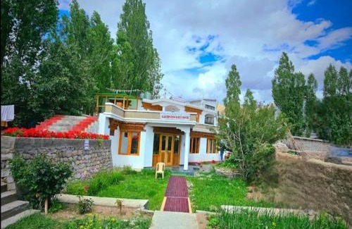 Leh House | Budget-Friendly Glacier View Guest House with Breakfast & Access