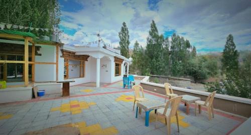 Leh House | Budget-Friendly Glacier View Guest House with Breakfast & Access