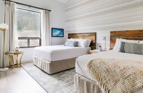 Jasper National Park South Entrance Hotel | Scenic Glacier View Lodge with Family-Friendly Amenities