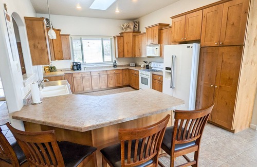 Farmington House | Glade Run Family Retreat - Pet-Friendly with 2.5 Acres