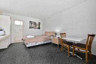 Gladstone Hotel | Budget-Friendly Stay at Gladstone CBD Motel with Ocean Views