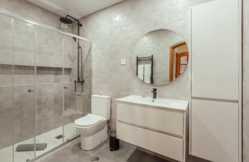 Carvoeira Apartment | Stylish 2 Bedroom Retreat in Family-Friendly Massamá