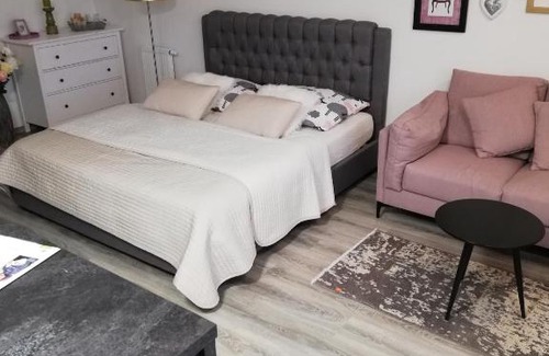 Hustopece Apartment | Chic GLAM Apartmán Hustopeče - Family-Friendly Retreat!