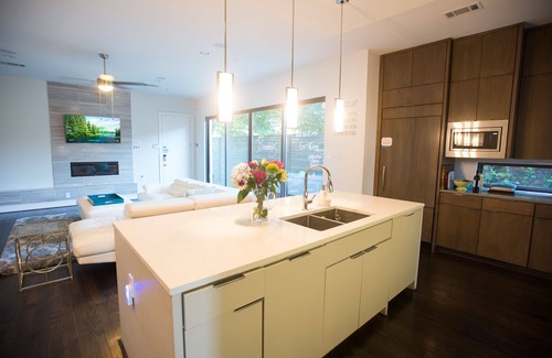 Park Cities House | Celebrity Home Getaway in UP! 4BR with Spa & Breakfast