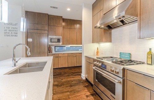 Park Cities House | Celebrity Home Getaway in UP! 4BR with Spa & Breakfast