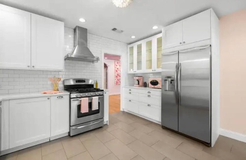 Brentwood House | Trendy Retreat: Near Downtown with Kitchen & Spa Amenities