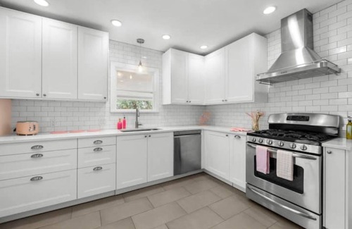 Brentwood House | Trendy Retreat: Near Downtown with Kitchen & Spa Amenities