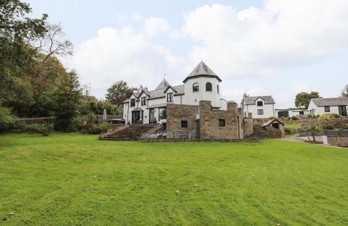 Wenvoe House | Pet-Friendly Glamorgan House: 4-Star Stay with Pool Access