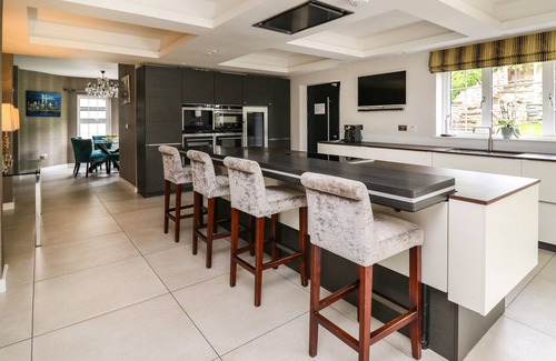 Wenvoe House | Glamorgan House: Pet-Friendly Cottage with Pool & Spa