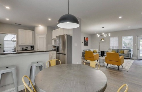 Southwest Carrollton House | Exquisite 4Br Home with Pool, Hot Tub & Grill - Rated 10/10