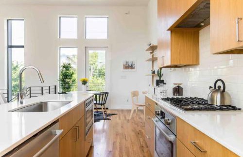 Knox - Henderson House | Discover a Perfectly Located 4-Star Townhome for Families