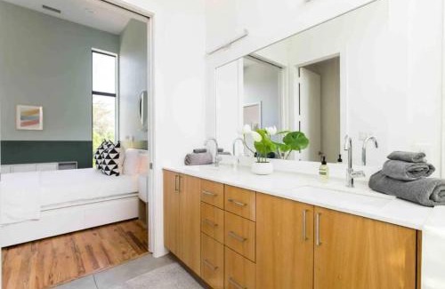 Knox - Henderson House | Discover a Perfectly Located 4-Star Townhome for Families