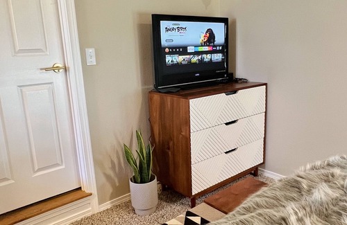South Westside House | Elegant 1BR PRIVATE SUITE near Downtown - Pet Friendly & Accessible