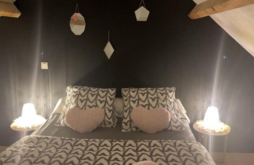 Blere Bed & Breakfast | Indulge in Glamour Spa Privatif with Hot Tub Bliss