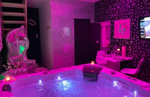 Blere Bed & Breakfast | Indulge in Glamour Spa Privatif with Hot Tub Bliss