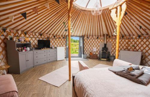 Attleborough Other | Experience Glamp and Tipple Ltd: Pet-Friendly Oceanfront Retreat