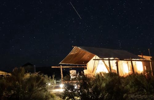 Cane Beds House | Glamp Tent b w Zion & Bryce Outdoor Shower & Wifi