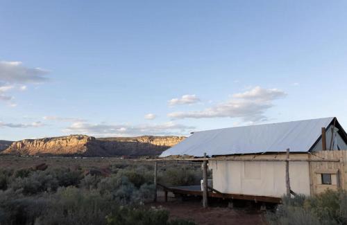 Cane Beds House | Glamp Tent b w Zion & Bryce Outdoor Shower & Wifi